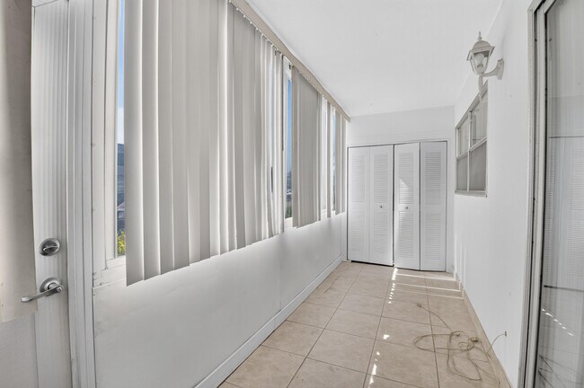 Building Photo - 449 Monaco J