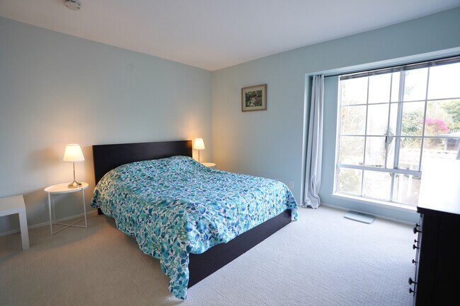 Building Photo - 4201 Las Virgenes Rd