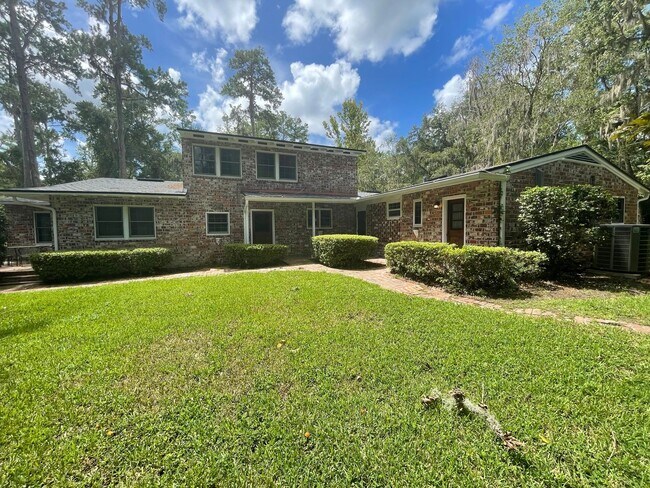 Building Photo - Stunning 3-Bedroom Home with Attached Private Suite – Fully Updated & Move-In Ready