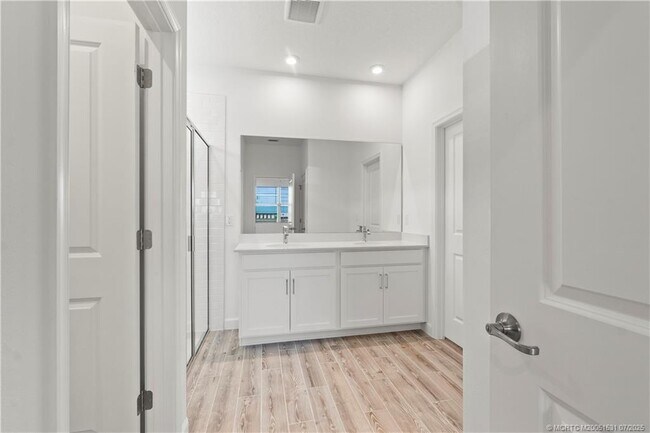 Building Photo - 14135 SW Safi Ter
