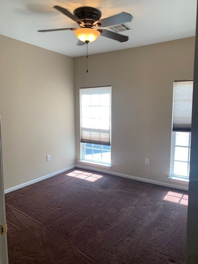 Building Photo - Beautiful Condo!