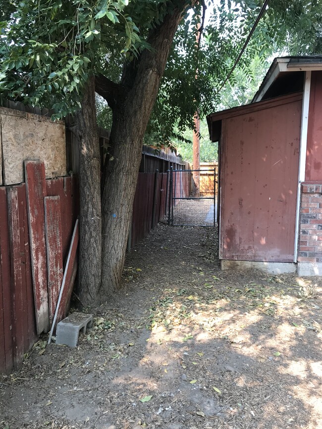 Walkway to backyard. You can also access the backyard through the kitchen door. - 1132 Parkview Street