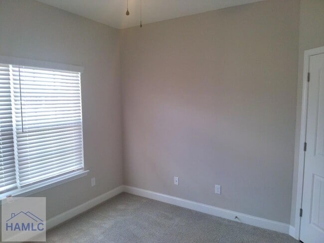 Building Photo - 729 Burke Dr