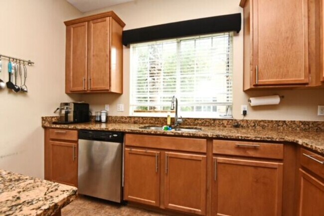 Building Photo - 3/2.5 townhouse in gated Winter Park community