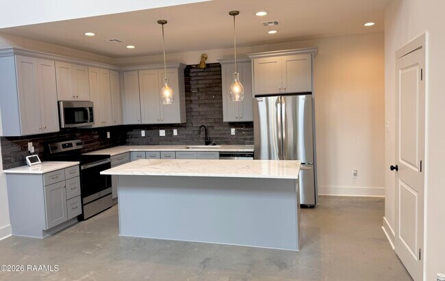 Building Photo - 512 Highland Oaks Ln