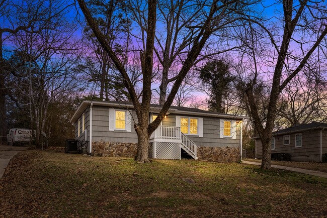 Building Photo - Beautifully Renovated 3 Bedroom 2 Bath Hom...