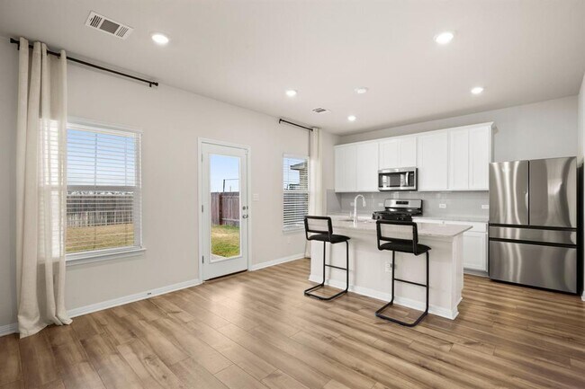 Building Photo - 14424 Heartland Dr