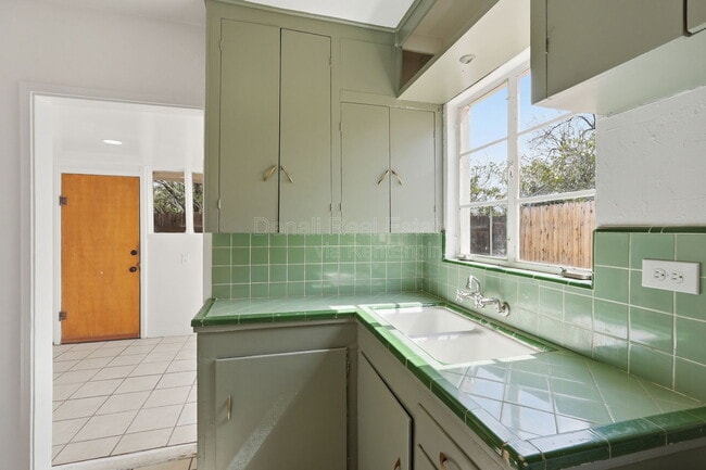 Building Photo - 1432 N Columbus Blvd