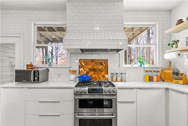 Building Photo - 565 Harold Ave NE