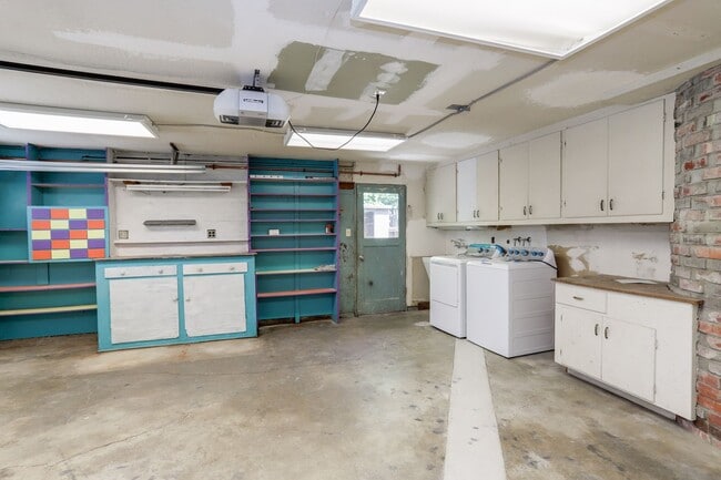 Building Photo - 4 Bed / 2 Bath Welcoming Midtown Palo Alto...