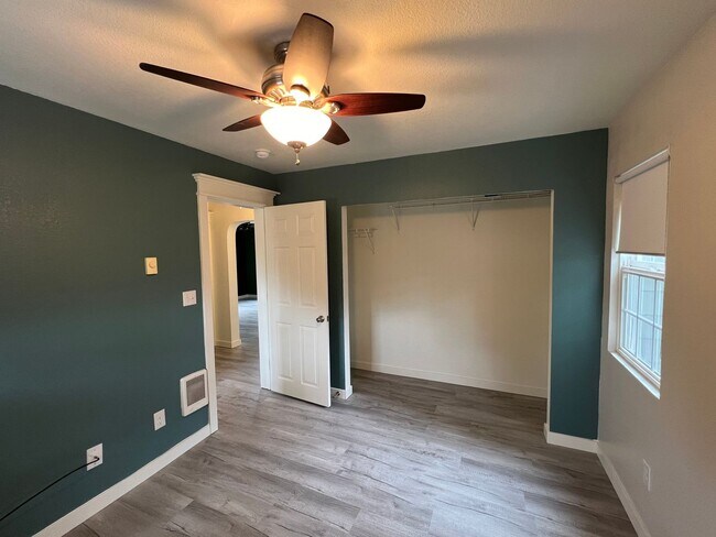 Building Photo - Cozy 2 Bedroom Home