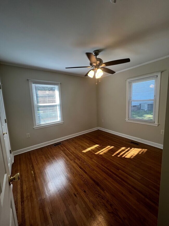 Building Photo - Three bedroom, 1 bath house in Burlington