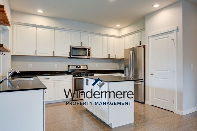 Building Photo - Newer Build 3 Bedroom 2.5 Bathroom Townhome