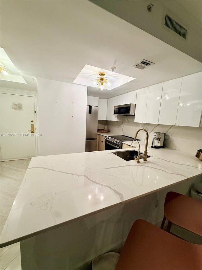 Building Photo - 2951 S Bayshore Dr