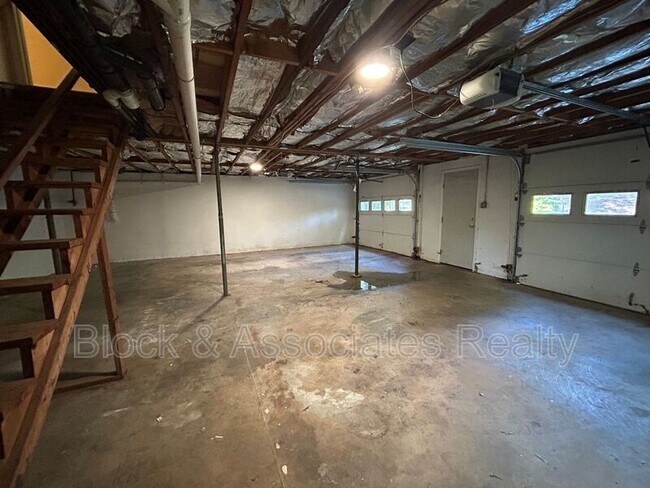 Building Photo - 906 Forestglen Dr