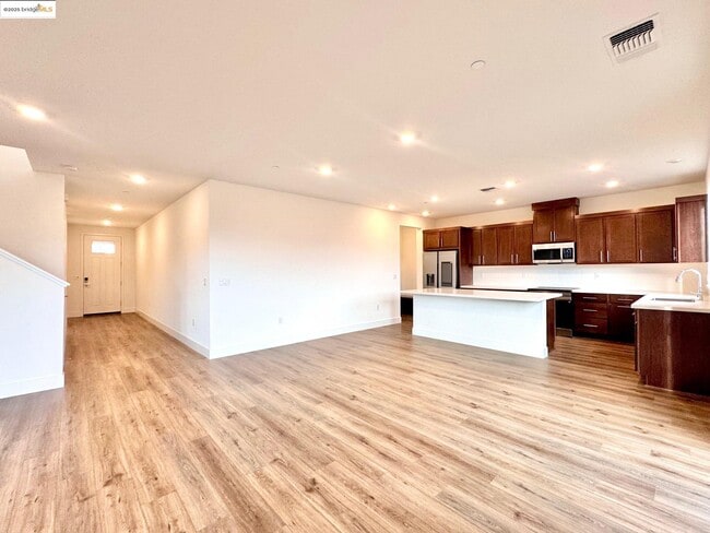 Building Photo - 2850 Talkeetna St