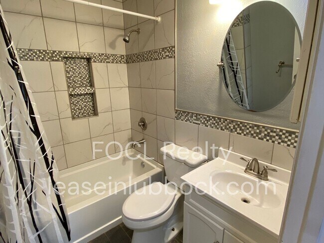 Building Photo - 3 bed 2 bath