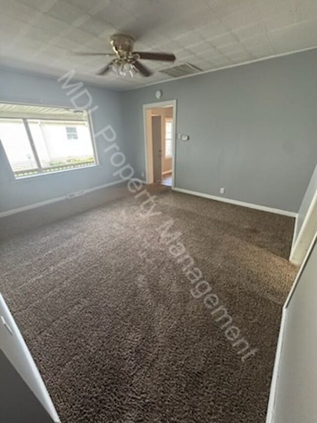 Building Photo - Spacious 3 bed 1 bath with 2 car garage an...