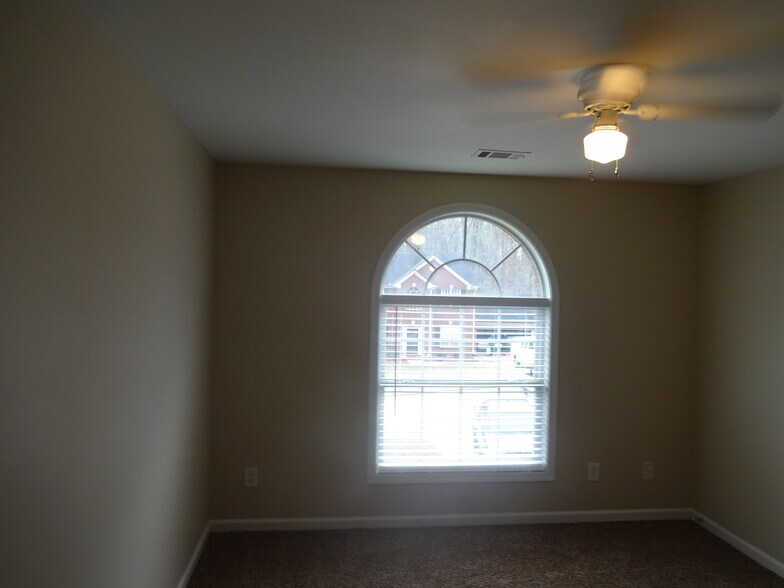 Building Photo - 1054 Falls Brooke Dr