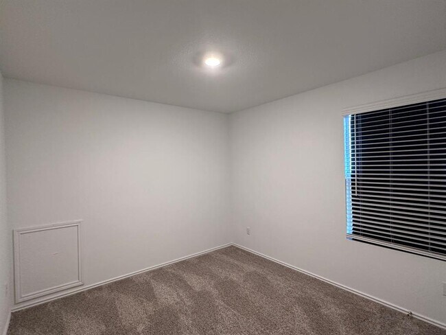 Building Photo - 1140 Cattail Ln