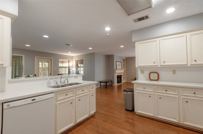 Building Photo - 2232 Azalea Cir
