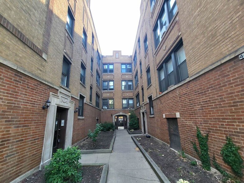 Primary Photo - 4222 N Clark St