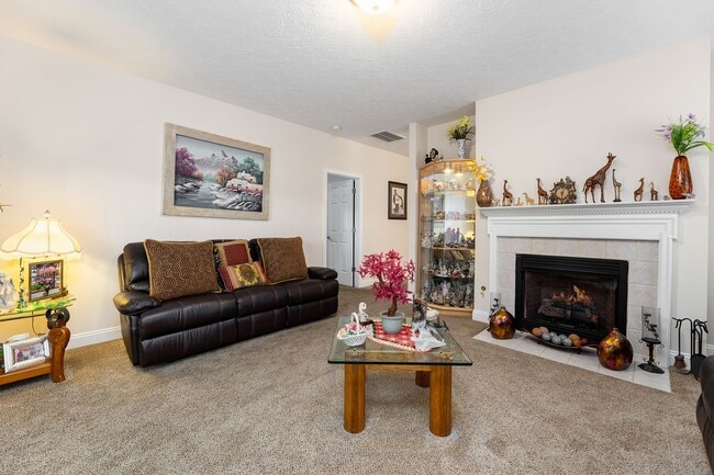Building Photo - Available for a 6 month lease term!