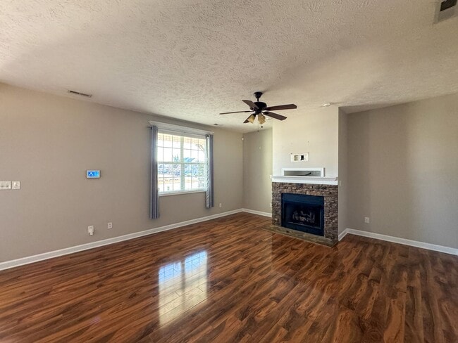 Building Photo - Beautiful 5 Bed 2.5 Bath Home with Main Level Primary Bedroom