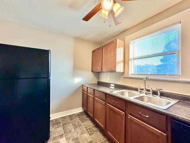 Building Photo - 1-Bedroom, 1-Bath Apartment in Junius Heights