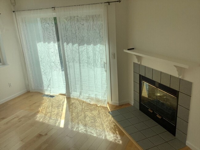 Building Photo - Updated 2 bedroom, 2 1/2 bathroom townhouse in downtown Sebastopol