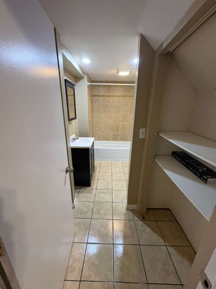 Building Photo - 552 Main St