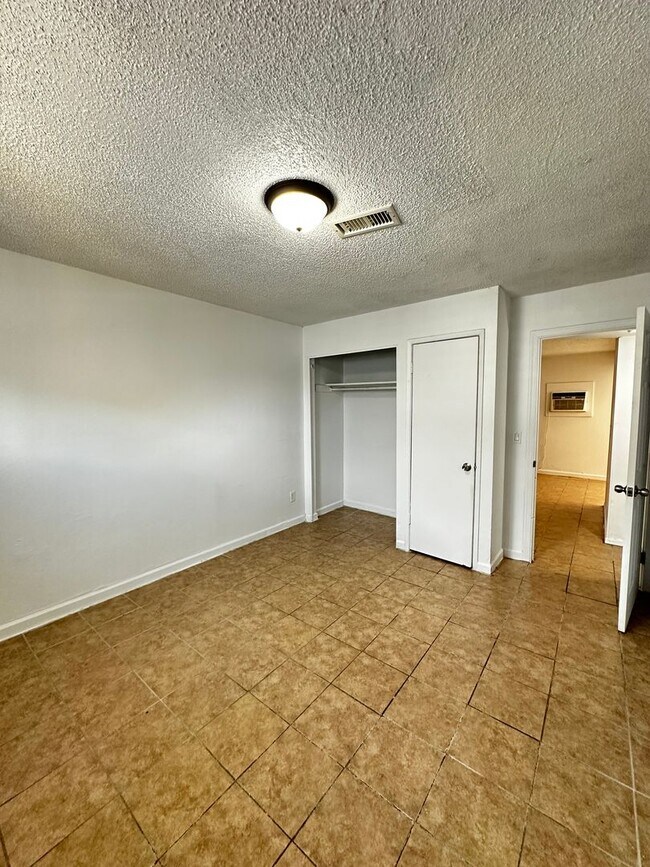 Building Photo - 14005 N Palm St