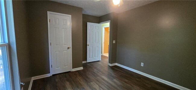 Building Photo - 10420 Summer Creek Dr