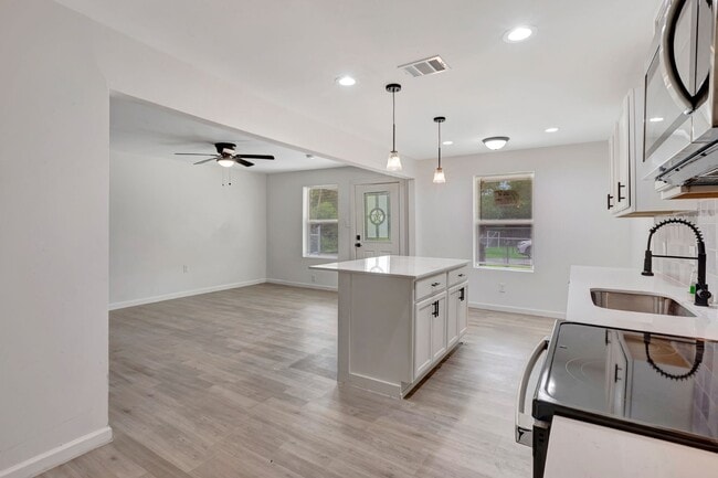 Building Photo - Updated Greenville Home