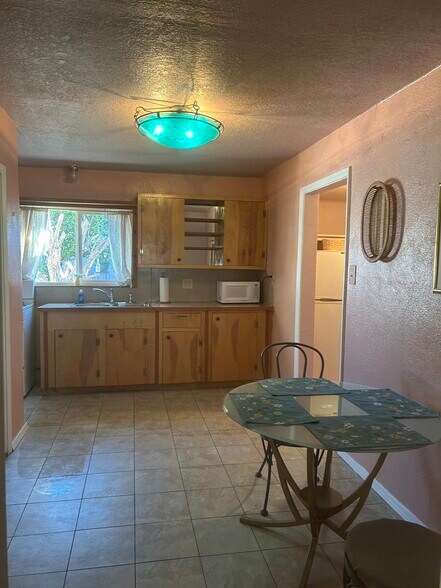 Building Photo - 706 E Fairview Ln