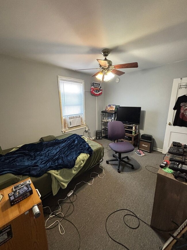 Building Photo - 502 Main St