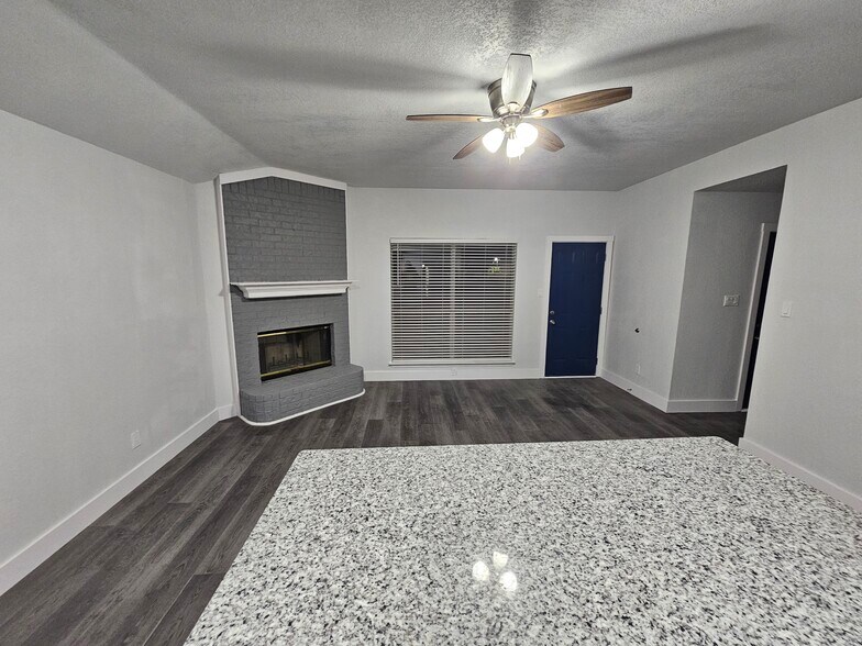 Building Photo - 919 Crestwood Dr