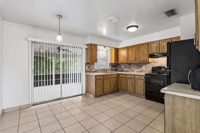 Building Photo - Charming 2-Bed Oasis on Providence Blvd – Cozy Living in Deltona!