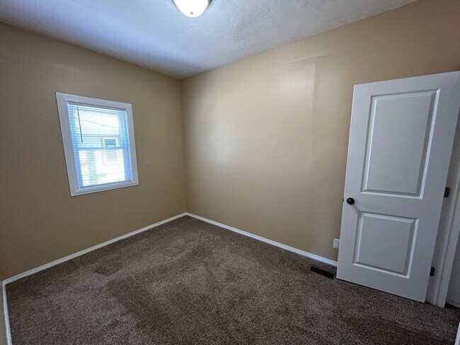 Building Photo - 3 bed / 1 bath home near 27th and Randolph.