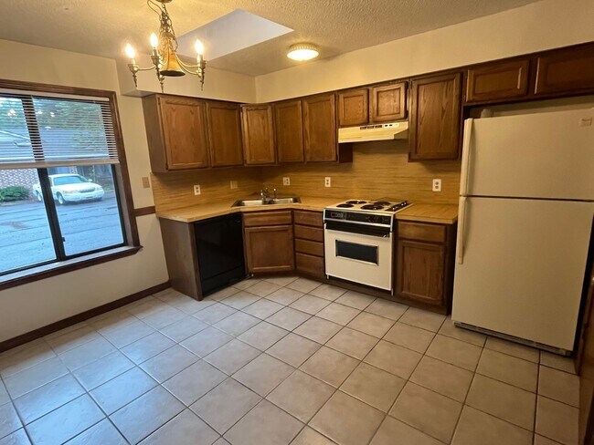 Building Photo - 404 Hunter Ridge Ln