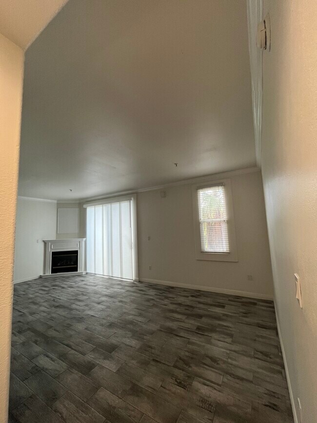 Building Photo - 5260 Premiere Hls Dr