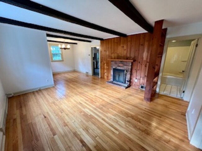 Building Photo - Cozy, 2 bedroom Single Family Home