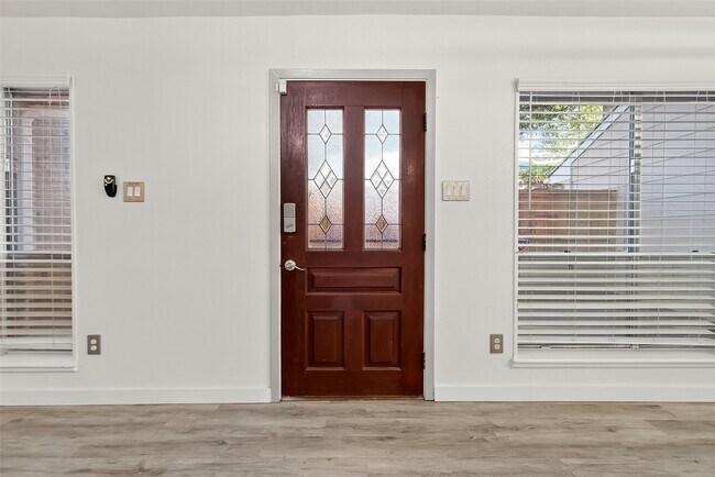 Building Photo - 13925 Hollowgreen Dr