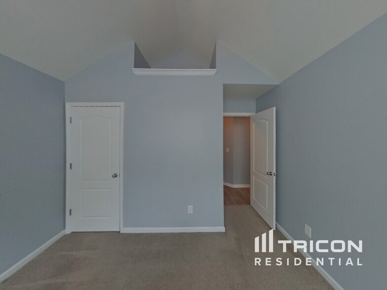 Building Photo - 247 Lantana Dr