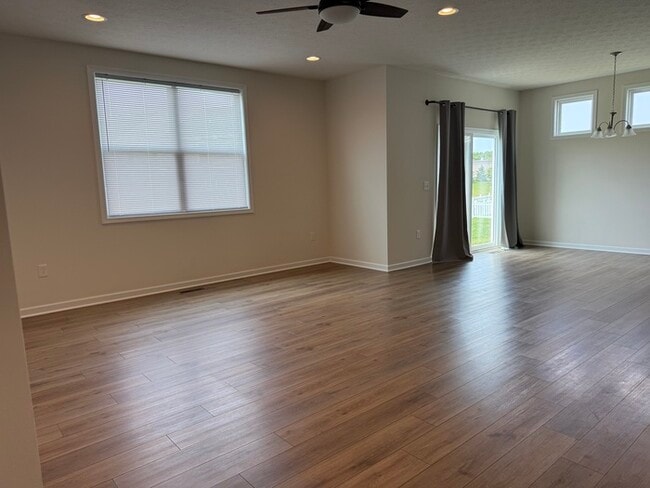 Building Photo - Gorgeous 4 beds 2.5 baths in Johnstown