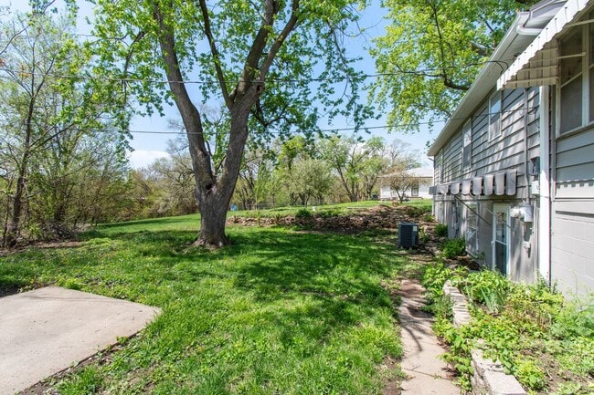 Building Photo - Spacious and Updated 4-Bedroom Home Near Field Club!