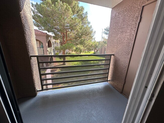 Building Photo - Great location, cute 3 bedroom condo