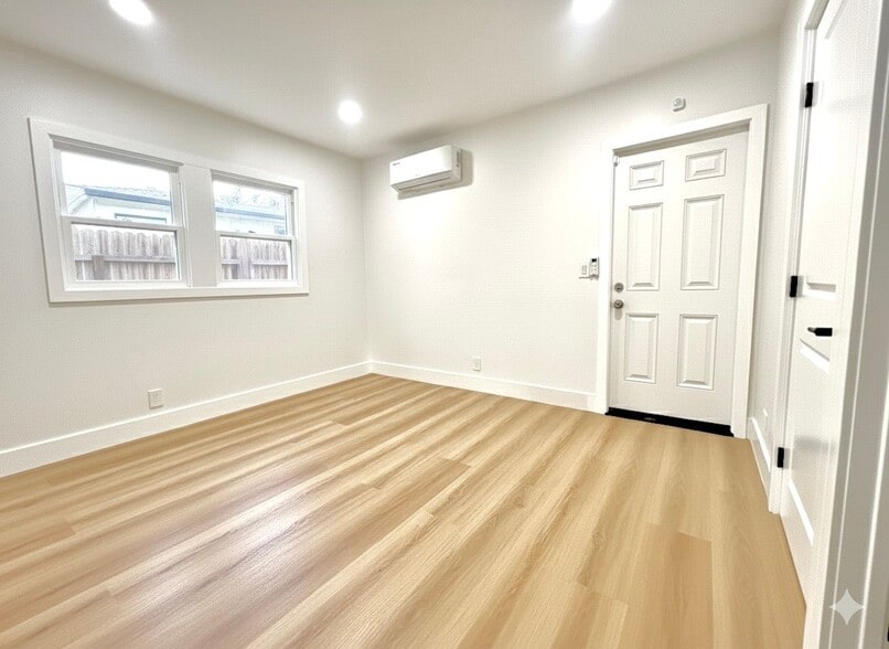 Building Photo - 854 Orange Ave