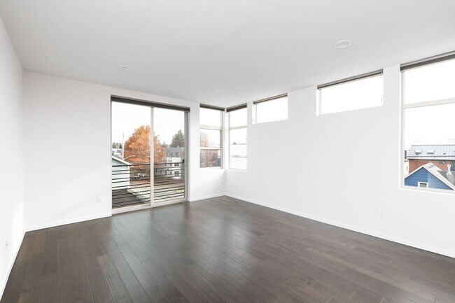 Building Photo - Bright 3 BR 2.5 BA Ballard Townhome