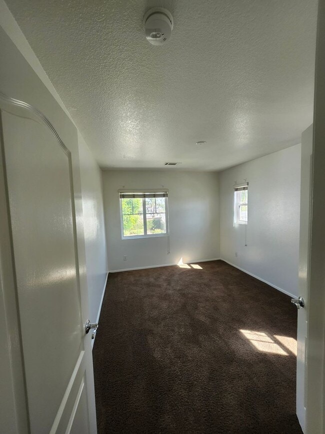 Building Photo - Chino 4 bedroom Beauty